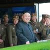 Nhà lãnh đạo Triều Tiên Kim Jong-un kiểm tra một cuộc tập trận bắn đạn thật nhân dịp kỷ niệm 85 năm ngày thành lập Quân đội Nhân dân Triều Tiên (25/4/1932 - 25/4/2017). (Nguồn: Yonhap/TTXVN)