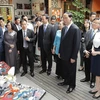 Chủ tịch nước Trần Đại Quang và Phu nhân tham quan khu Di sản phi vật thể trong Khu phố cổ của thành phố Phúc Châu. (Ảnh: Nhan Sáng/TTXVN)