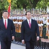 Tổng Bí thư, Chủ tịch nước Trung Quốc Tập Cận Bình và Chủ tịch nước Trần Đại Quang duyệt đội quân danh dự. (Ảnh: Nhan Sáng/TTXVN)