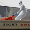 Nhân viên y tế chuyển thi thể một nạn nhân chết do nhiễm virus Ebola tại Monrovia, Liberia ngày 13/10/2014. (Nguồn: EPA/TTXVN)
