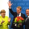 Thủ tướng Đức Angela Merkel (trái) , ứng cử viên trong cuộc bầu cử Nghị viện bang Schleswig-Holstein của đảng CDU Daniel Guenther (giữa) mừng chiến thắng tại Berlin ngày 8/5. (Nguồn: AFP/TTXVN)