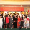 Phó Chủ tịch nước Đặng Thị Ngọc Thịnh chụp ảnh chung với các đại biểu Đoàn Việt Nam và các học sinh, sinh viên Việt Nam tại Fukuoka. (Ảnh: Quang Hải/TTXVN)