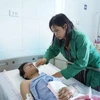 Nạn nhân Nguyễn Văn Minh (sinh năm 2000) đang được điều trị tại Bệnh viện Đa khoa tỉnh Bắc Ninh. (Ảnh: Diệp Trương-Thanh Thương/TTXVN)