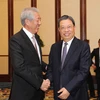 Thủ tướng Singapore Lý Hiển Long (trái) và ông Triệu Lạc Tế (phải) tại cuộc gặp ở Singapore ngày 16/5. (Nguồn" THX/TTXVN)