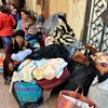 Người dân rời bỏ nhà cửa ở tỉnh Bắc Sinai tới tị nạn tại một nhà thờ Thiên chúa giáo ở tỉnh Ismailia ngày 24/2. (Nguồn: EPA/TTXVN)