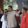 Tổng thống Venezuela Nicolas Maduro (giữa) sau khi thông báo kêu gọi soạn thảo một bản Hiến pháp mới ở Caracas ngày 3/5. (Nguồn: AFP/TTXVN)