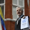 Nhà sáng lập trang mạng WikiLeaks Julian Assange gặp gỡ báo giới tại ban công Đại sứ quán Ecuador ở London (Anh) ngày 2/5/2016. (Nguồn: AFP/TTXVN)