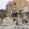 Cảnh đổ nát sau các cuộc giao tranh tại thị trấn Tabqa, cách thành phố Raqa 55 km về phía tây ngày 18/5. (Nguồn: AFP/TTXVN)
