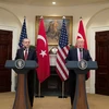 Tổng thống Mỹ Donald Trump (phải) trong cuộc họp báo với người đồng cấp Thổ Nhĩ Kỳ Recep Tayyip Erdogan (trái) tại Washington, DC, ngày 16/5. (Nguồn: EPA/TTXVN)