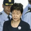 Cựu Tổng thống Hàn Quốc Park Geun-hye (giữa) được áp giải tới Tòa án trung tâm quận Seoul ngày 23/5. (Nguồn: EPA/TTXVN)