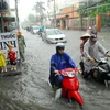 Mưa ngập đường Phan Huy Ích (thuộc quận Tân Bình và Gò Vấp) khiến giao thông ngặp nhiều khó khăn, hàng trăm phương tiện bị chết máy. (Ảnh: Mạnh Linh/TTXVN)