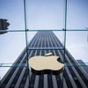 Biểu tượng của Tập đoàn Apple tại một cửa hàng ở New York, Mỹ ngày 16/6/2015. (Nguồn: AFP/TTXVN)