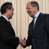 Ngoại trưởng Nga Sergei Lavrov (phải) và người đồng cấp Trung Quốc Vương Nghị (trái) trong cuộc họp báo ở Moskva ngày 26/5. (Nguồn: AFP/TTXVN)