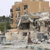 Cảnh đổ nát sau các cuộc giao tranh tại thị trấn Tabqa, cách thành phố Raqa 55 km về phía tây ngày 18/5. (Nguồn: AFP/TTXVN)