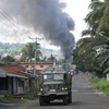 Khói bốc lên sau khi trực thăng quân đội Philippines nã rocket vào các mục tiêu của phiến quân ở thành phố Marawi ngày 28/5. (Nguồn: AFP/TTXVN)
