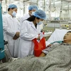 Bộ trưởng Bộ Y tế Nguyễn Thị Kim Tiến đến thăm, tặng quà động viên các bệnh nhân được chuyển về điều trị tại Bệnh viện Bạch Mai. (Ảnh: Dương Ngọc/TTXVN)