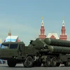 Xe chở hệ thống tên lửa phòng không S-400 Triumf tại lễ diễu binh trên Quảng trường Đỏ ở thủ đô Moskva. (Nguồn: AFP/TTXVN)