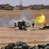 Quân chính phủ Syria nã pháo vào thành trì của IS trong chiến dịch giải phóng thị trấn Maskana ở Aleppo ngày 16/5. (Nguồn: AFP/TTXVN)