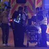 Chuyển nạn nhân tại hiện trường vụ tấn công ở Cầu London ngày 3/6. (Nguồn: AFP/TTXVN)