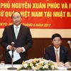 Thủ tướng Nguyễn Xuân Phúc đến thăm và nói chuyện với cán bộ nhân viên Đại sứ quán và đại diện cộng đồng người Việt Nam tại Nhật Bản. (Ảnh: Thống Nhất/TTXVN)