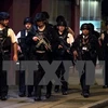 Cảnh sát có vũ trang được điều động tới Cầu London sau vụ xe tải lao vào người đi bộ tối 3/6. (Nguồn: EPA/TTXVN)
