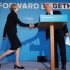 Ông David Davis (phải) và Thủ tướng Anh Theresa May (trái) tại một sự kiện ở Halifax ngày 18/5. (Nguồn: AFP/TTXVN)