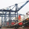Quang cảnh các tàu bốc dỡ hàng hóa tại cảng Container Quốc tế Cái Lân. (Ảnh: Hoàng Phương/TTXVN)