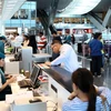 Hành khách làm thủ tục tại Sân bay Quốc tế Hamad ở Doha, Qatar ngày 7/6. (Nguồn: AFP/TTXVN)