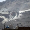 Khói bốc lên sau các vụ không kích của liên quân vào một kho vũ khí trên Núi Nuqom gần thủ đô Sanaa của Yemen. Ảnh minh họa. (Nguồn: AFP/TTXVN)