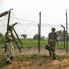 Binh sỹ Ấn Độ gác tại khu vực Jammu trên biên giới Ấn Độ-Pakistan. (Nguồn: AFP/TTXVN)