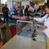 Cử tri đi bỏ phiếu tại điểm bầu cử ở Carhaix-Plouguer ngày 18/6. (Nguồn: AFP/TTXVN)