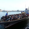 Người di cư trên biển Địa Trung Hải được Lực lượng bảo vệ bờ biển Libya giải cứu và đưa về căn cứ của hải quân ở Tripoli. (Nguồn: AFP/TTXVN)