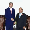 Thủ tướng Nguyễn Xuân Phúc tiếp cựu Ngoại trưởng Mỹ John Kerry đang ở thăm và làm việc tại Việt Nam. (Ảnh: Thống Nhất/TTXVN)