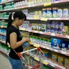 Khách hàng chọn mua sữa bình ổn giá tại Siêu thị Co.op Mart Thanh Hà. (Ảnh: Lan Phương/TTXVN)