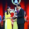 Chủ tịch nước Trần Đại Quang trao giải A cho tác giả Cao Thùy Giang (Báo điện tử Vietnam Plus), Liên chi hội Nhà báo TTXVN. (Ảnh: Minh Quyết/TTXVN)