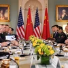 Ngoại trưởng Rex Tillerson (trái) và Bộ trưởng Quốc phòng James Mattis (thứ 2, trái) cùng Ủy viên Quốc vụ Dương Khiết Trì (phải) và Tổng Tham mưu trưởng Quân Giải phóng Nhân dân Trung Quốc, Thượng tướng Phòng Phong Huy (thứ 2, phải) tại cuộc đối thoại. (N
