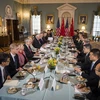 Ngoại trưởng Rex Tillerson và Bộ trưởng Quốc phòng James Mattis (giữa, trái) cùng Ủy viên Quốc vụ Dương Khiết Trì và Tổng Tham mưu trưởng Quân Giải phóng Nhân dân Trung Quốc, Thượng tướng Phòng Phong Huy (giữa, phải) tại cuộc đối thoại. (Nguồn: EPA/ TTXVN