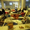 Điều trị cho bệnh nhân mắc tả tại bệnh viện ở thủ đô Sanaa ngày 22/6. (Nguồn: EPA/ TTXVN)