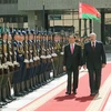 Tổng thống Belarus Alexander Lukashenko và Chủ tịch nước Trần Đại Quang duyệt Đội danh dự. (Ảnh: Nhan Sáng/TTXVN)