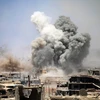 Khói bốc lên sau một cuộc không kích tại khu vực do phiến quân kiểm soát tại thành phố Daraa, miền bắc Syria ngày 22/5. (Nguồn: AFP/TTXVN)