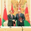 Chủ tịch nước Trần Đại Quang và Tổng thống Belarus Alexander Lukashenko tại Lễ ký Tuyên bố chung Về phát triển toàn diện và sâu rộng giữa Cộng hòa xã hội chủ nghĩa Việt Nam và Cộng hòa Belarus. (Ảnh: Nhan Sáng/TTXVN)