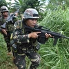 Binh sỹ Philippines tuần tra tại khu vực giành quyền kiểm soát từ phiến quân Hồi giáo ở Marawi ngày 19/6. (Nguồn: AFP/TTXVN)