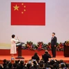 Chủ tịch Trung Quốc Tập Cận Bình (phải) và tân Trưởng Đặc khu hành chính Hong Kong Lâm Trịnh Nguyệt Nga (trái). (Nguồn: EPA/TTXVN)