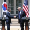 Tổng thống Mỹ Donald Trump (phải) và Tổng thống Hàn Quốc Moon Jae-in (trái) tại cuộc họp báo chung sau cuộc gặp tại Nhà Trắng. (Nguồn: YONHAP/TTXVN)
