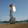 Một vụ thử tên lửa đạn đạo chiến lược tầm trung đất đối đất Pukguksong-2 của Triều Tiên. (Nguồn: EPA/TTXVN)