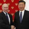 Tổng thống Nga Vladimir Putin (trái) và Chủ tịch Trung Quốc Tập Cận Bình. (Nguồn: EPA/TTXVN)