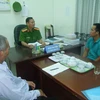 Thượng tá Trần Văn Vinh, Phó trưởng Phòng Cảnh sát truy nã tội phạm, Công an tỉnh Đắk Nông trực tiếp chỉ đạo đang lấy lời khai một đối tượng truy nã. (Ảnh: Hưng Thịnh-M.Quỳnh/Vietnam+)