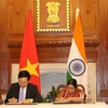 Phó Thủ tướng, Bộ trưởng Ngoại giao Phạm Bình Minh và Bộ trưởng Ngoại giao Sushma Swaraj ký Chương trình Hành động triển khai quan hệ Đối tác Chiến lược Toàn diện giai đoạn 2017-2020 giữa Việt Nam và Ấn Độ (ngày 4/7). (Ảnh: Huy Bình/TTXVN)