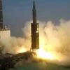 Tên lửa Hyunmoo-2 rời bệ phóng ở Anheung, Hàn Quốc ngày 23/6. (Nguồn: EPA/TTXVN)