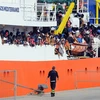 Tàu chở người di cư được cứu trên biển Địa Trung Hải cập cảng Catania thuộc đảo Sicily, Italy ngày 21/3. (Nguồn: AFP/TTXVN)